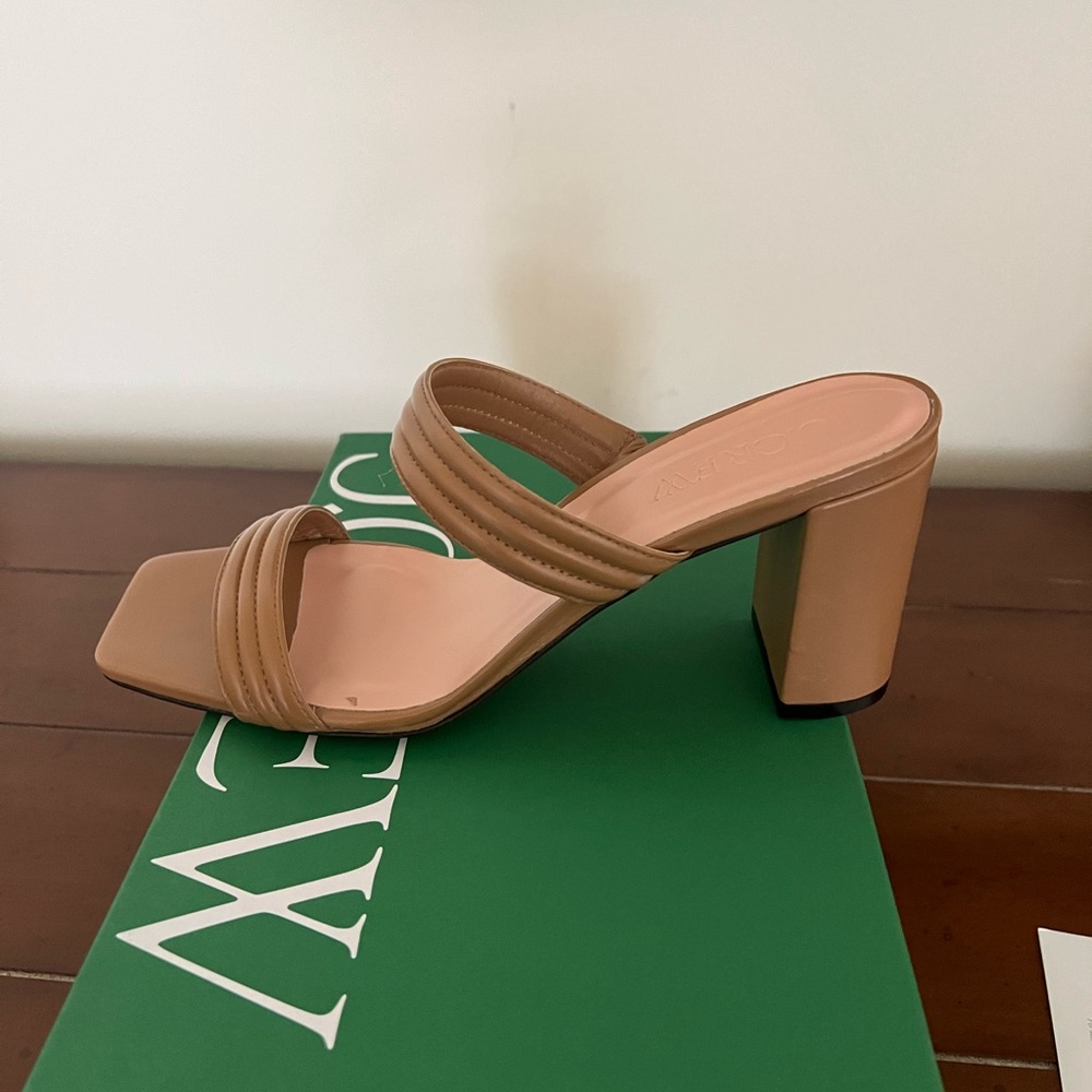 New inbox, two strap block, heel padded, leather sandal